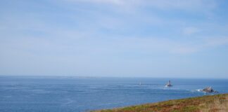 Al fondo, casi invisible, la isla de Sein desde la Pointe du Raz