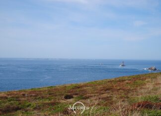 Al fondo, casi invisible, la isla de Sein desde la Pointe du Raz
