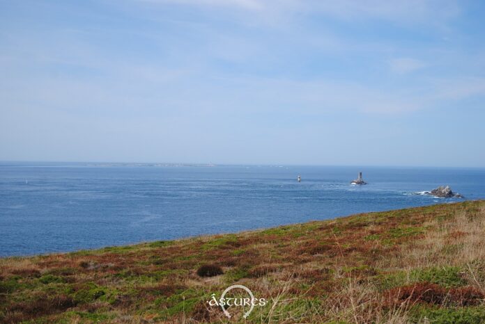 Al fondo, casi invisible, la isla de Sein desde la Pointe du Raz Al fondo, casi invisible, la isla de Sein desde la Pointe du Raz