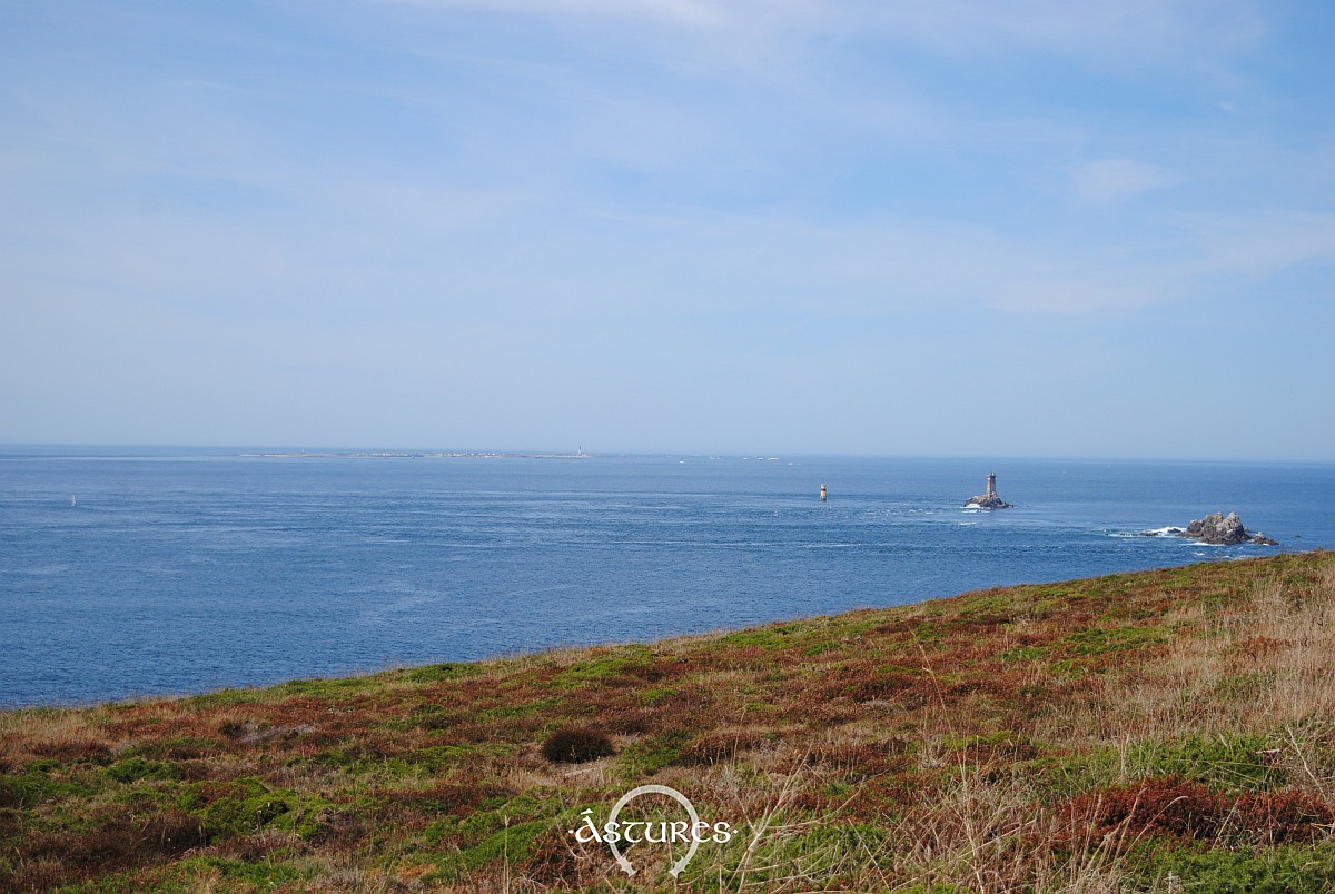 Al fondo, casi invisible, la isla de Sein desde la Pointe du Raz