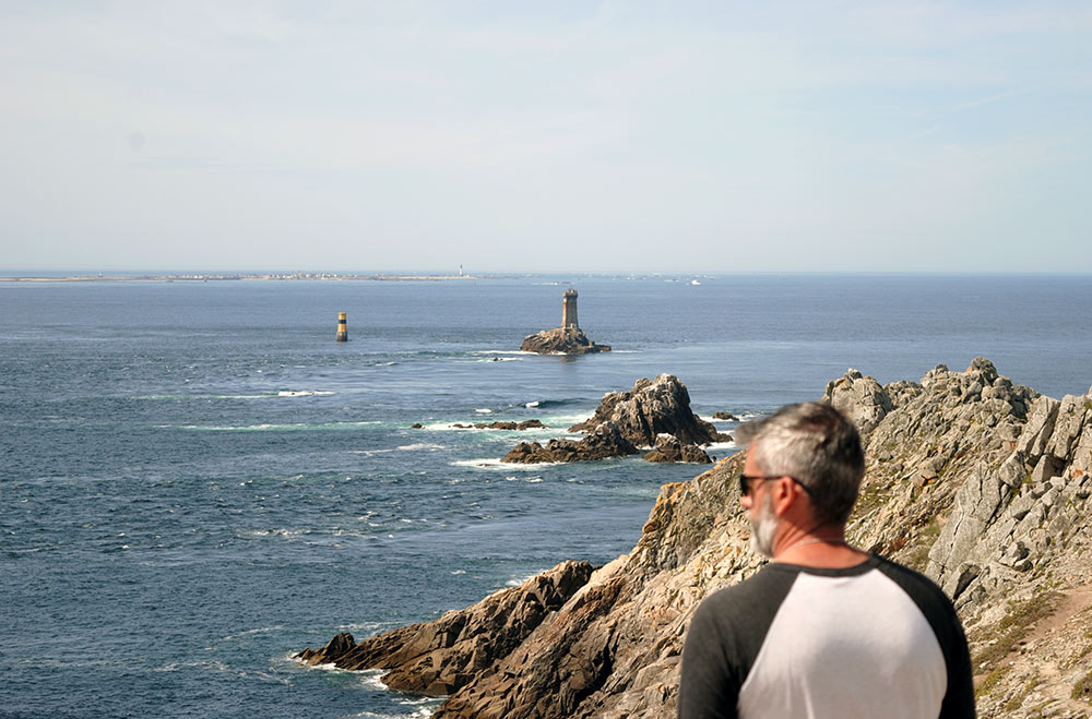 El autor en Pointe du Raz, al frente el faro de La Vieille y al fondo la Ile de Sein