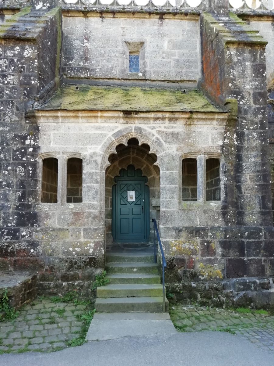 Puerta lateral de la iglesia de San Ronan. Locronan