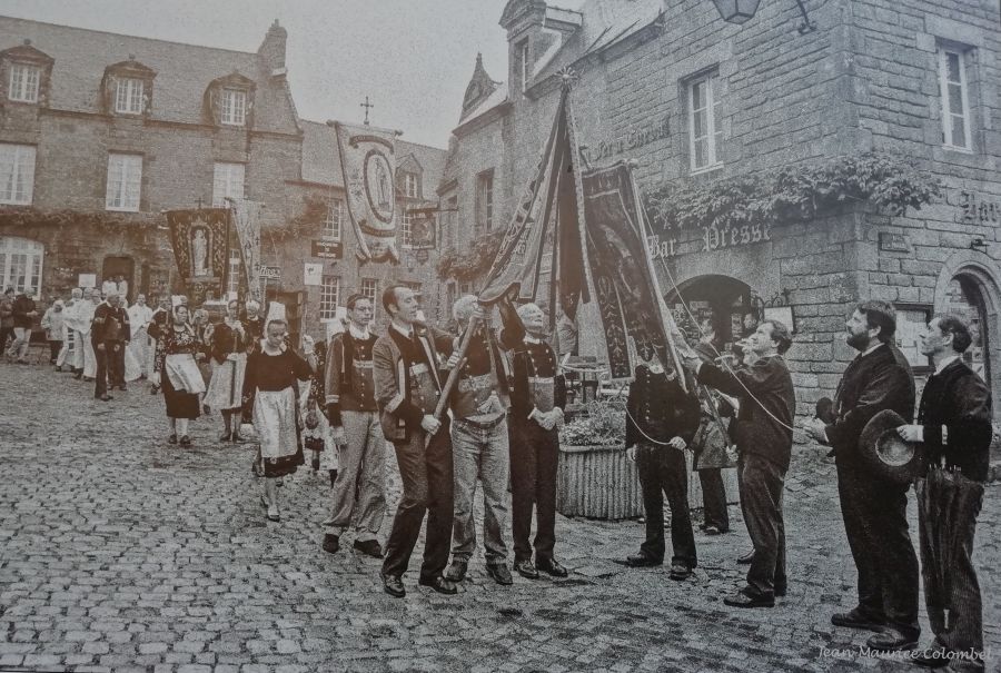 Foto antigua de una Troménie en Locronan. Bretaña. Foto Jean Maurice Colombel. Fijaros en los trajes de las mujeres bretonas con su característica Coiffe (cofia) bretona