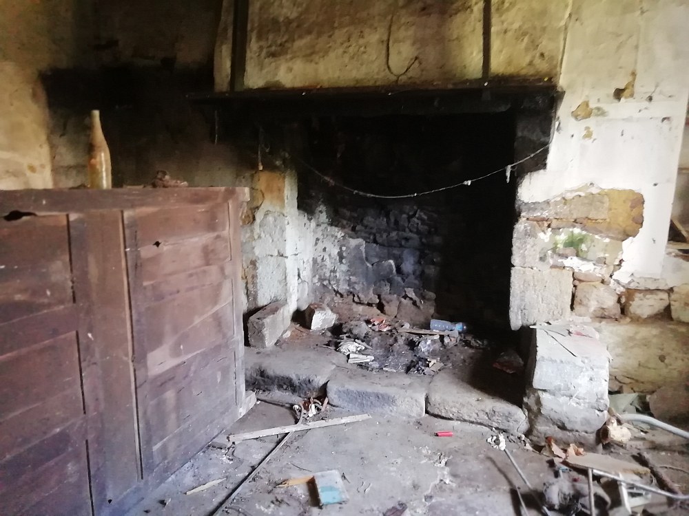 Interior de una granja bretona abandonada. 2019