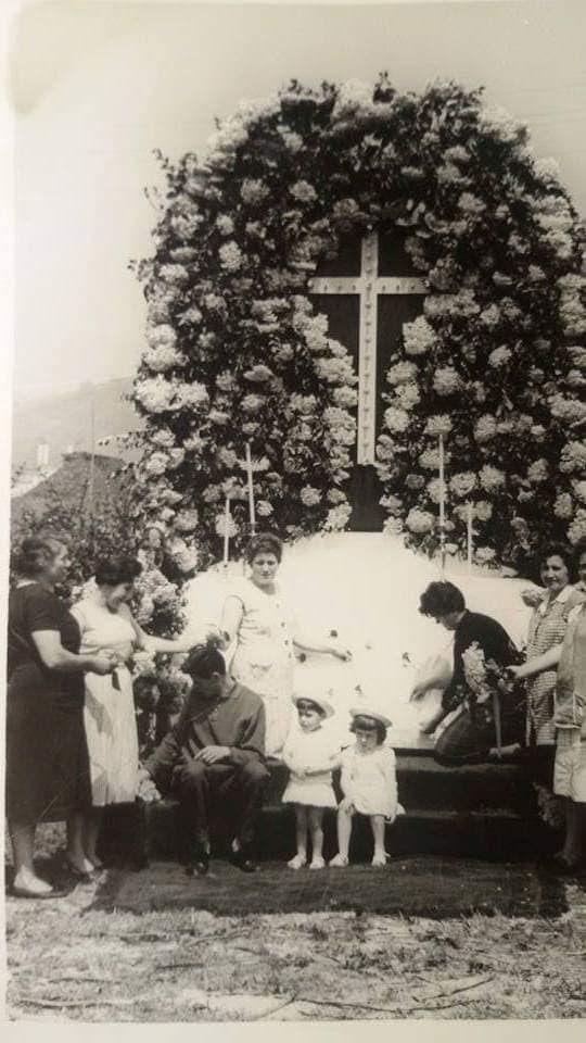 Celebración de la Santa Cruz en Mieres a mediados del siglo pasado. Desconozco la autoría.