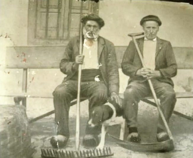 Pin de Xica y tíu Cosme a finales del siglo XIX en Piloña. Descubridores de la diadema de Moñes. Fotografía obtenida por Alberto Álvarez Peña.