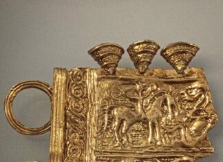 Réplica de uno de los fragmentos de la diadema de Moñes. Museo Arqueológico de Asturias