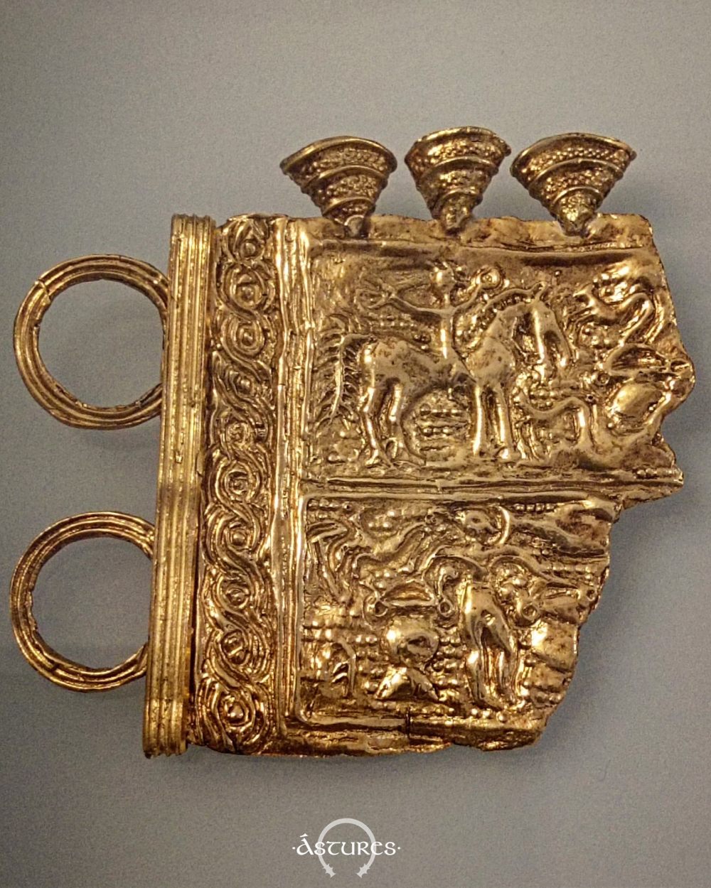 Réplica de uno de los fragmentos de la diadema de Moñes. Museo Arqueológico de Asturias