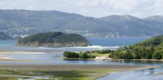 Ría de Ortigueira con la isla de San Vicente al fondo. Debajo descansa el dragón vencido por Santa Marta. Foto La Voz de Galicia