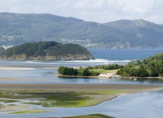 Ría de Ortigueira con la isla de San Vicente al fondo. Debajo descansa el dragón vencido por Santa Marta. Foto La Voz de Galicia