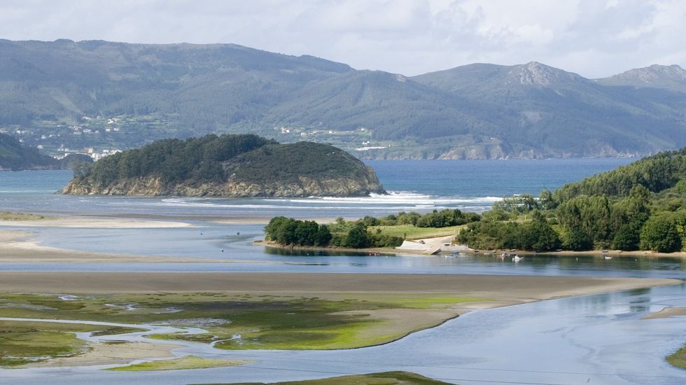 Ría de Ortigueira con la isla de San Vicente al fondo. Debajo descansa el dragón vencido por Santa Marta. Foto La Voz de Galicia