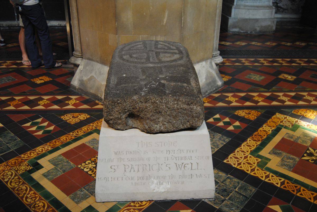 Esta piedra se encontró dos metros por debajo de la superficie en el lugar donde estaba el pozo de San Patricio.