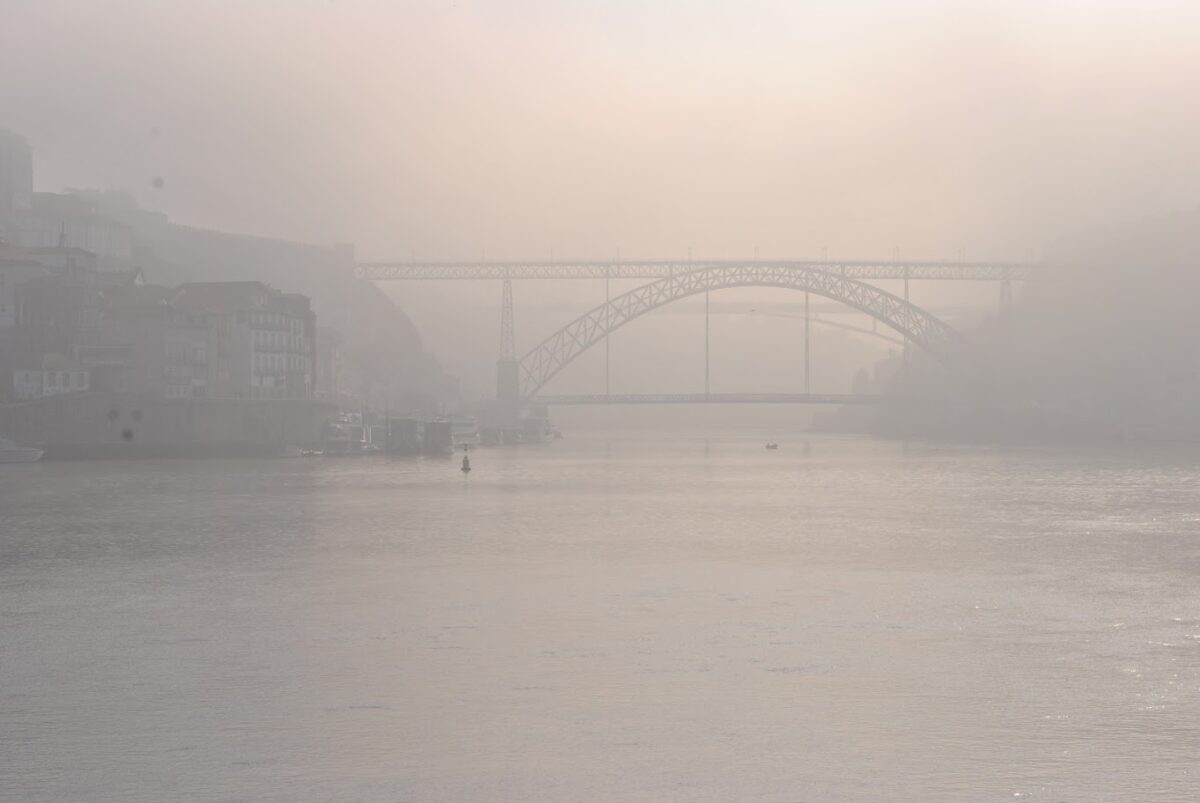 El puente de Luis I entre la niebla del Duero por la mañana. Paseo entre el área de autocaravanas y Gaia. Foto Céltica