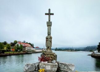 Cruceiro y peto de ánimas de A Ramallosa. Pontevedra