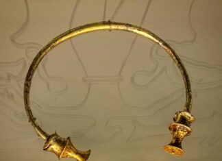 Torques de doble escocia. Área norte astur-galaico. Museo Arqueológico de Asturias