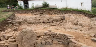 Sector de la excavación de L.linares, Belmonte, en primer plano muro semicircular con evidencias de una zona de combustión en su interior.