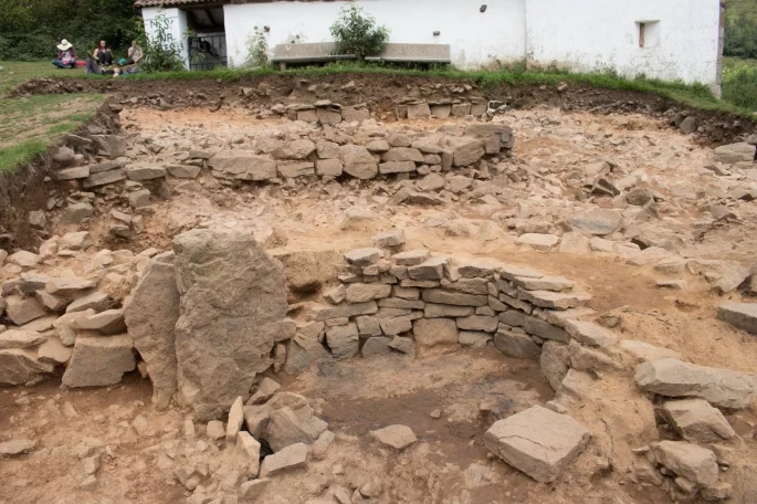 Sector de la excavación de L.linares, Belmonte, en primer plano muro semicircular con evidencias de una zona de combustión en su interior.