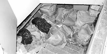 Hemeroteca: las cajas de materiales de la Campa Torres encontradas en un búnker