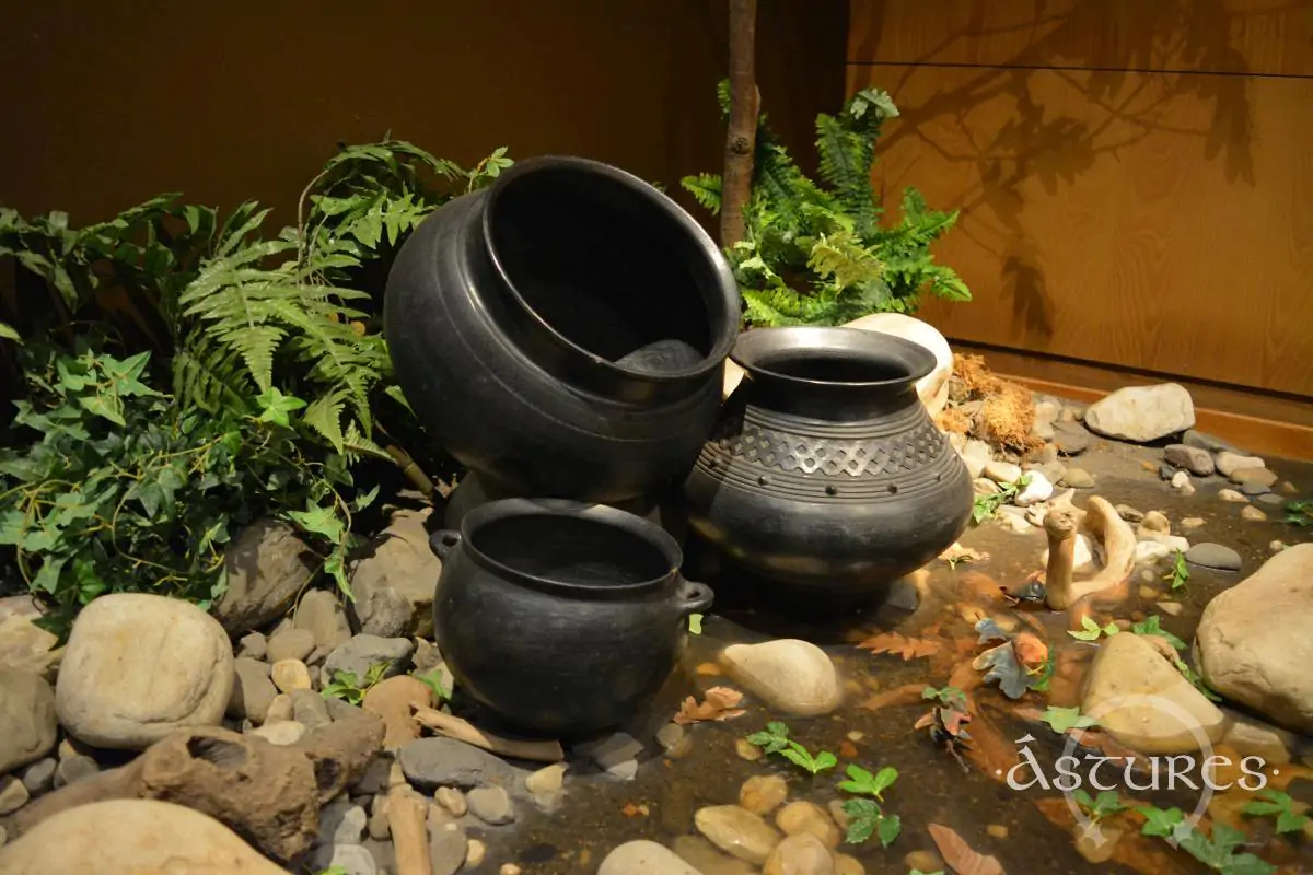 Recreación de cerámica astur de la Campa Torres en el museo de l yacimiento.