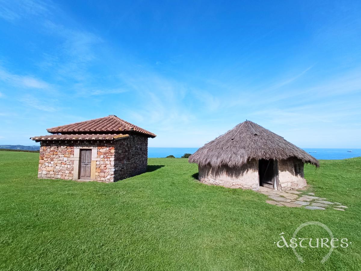 Cabañas castreña y romana recreadas en la Campa Torres