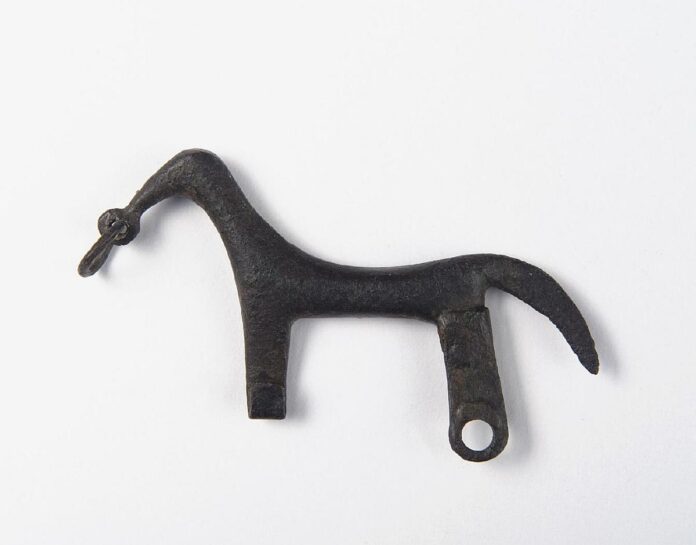 Fíbula de caballito de la Campa Torres. Foto Mara Herrero. CER.es Fíbula de caballito de la Campa Torres. Foto Mara Herrero. CER.es