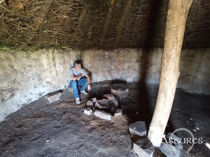 Interior de la reconstrucción de la cabaña indígena de la Campa Torres. 2021