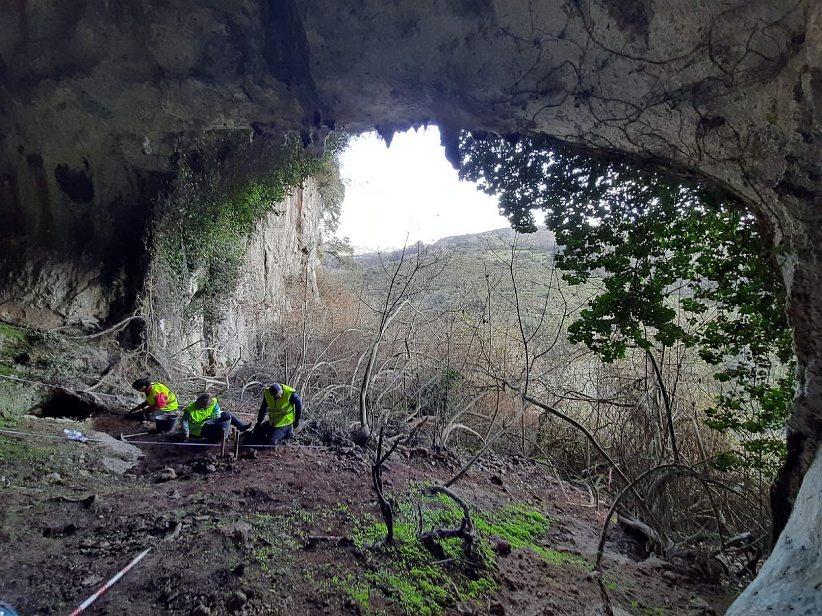 Excavaciones en la cueva de Godulfo en Berció