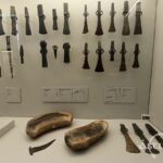Vitrina con hachas del Bronce Final y otros objetos en el Museo Arqueológico de Asturias.
