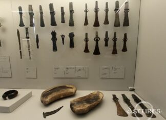Vitrina con hachas del Bronce Final y otros objetos en el Museo Arqueológico de Asturias.
