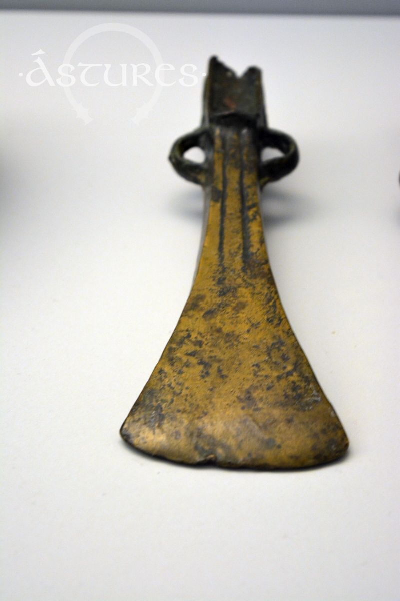 Hachas de bronce en castros astures (trasmontanos)