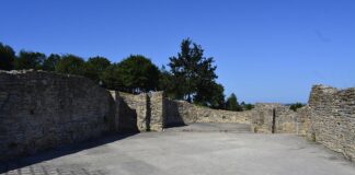 Edificio de planta basilical, triclinium en el plano, que posteriormente se usó como templo cristiano dedicado a San Pedro. Villa de Veranes.