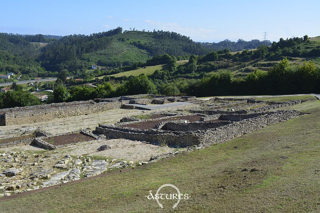 Vista parcial de la villa de Veranes desde el norte. En primer plano cocina y horno.