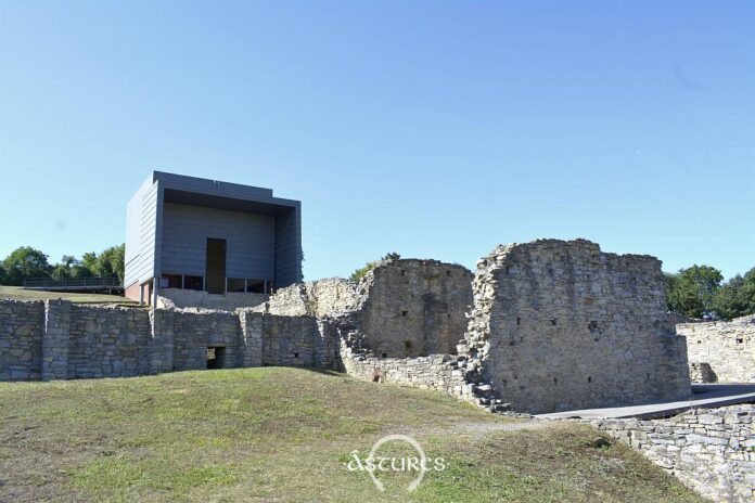 El edificio que alberga la sala del mosaico visto desde el exterior de la zona de baños de Veranes.
