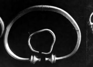 Torques de Villabona. (1935) Fotografía del archivo fotográfico del Museo Arqueológico de Asturias.