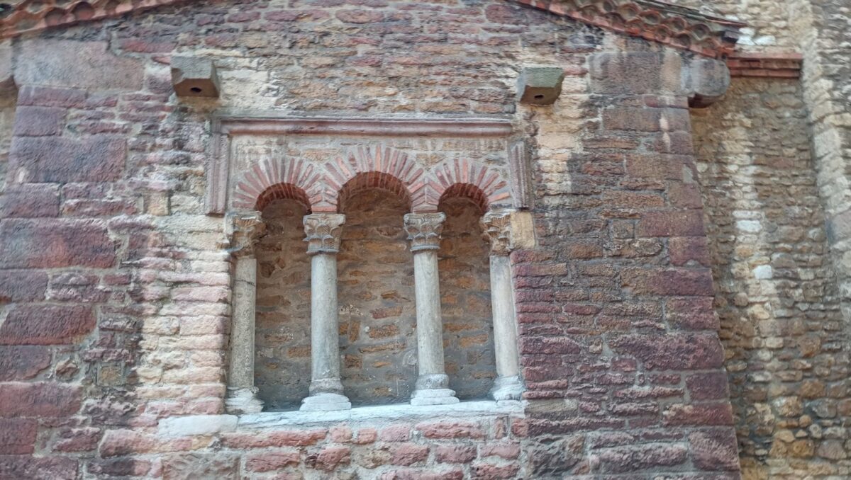 Ventana de San Tirso. Oviedo. Aunque es del Prerrománico, las dos columnas laterales son de época romana reaprovechadas.