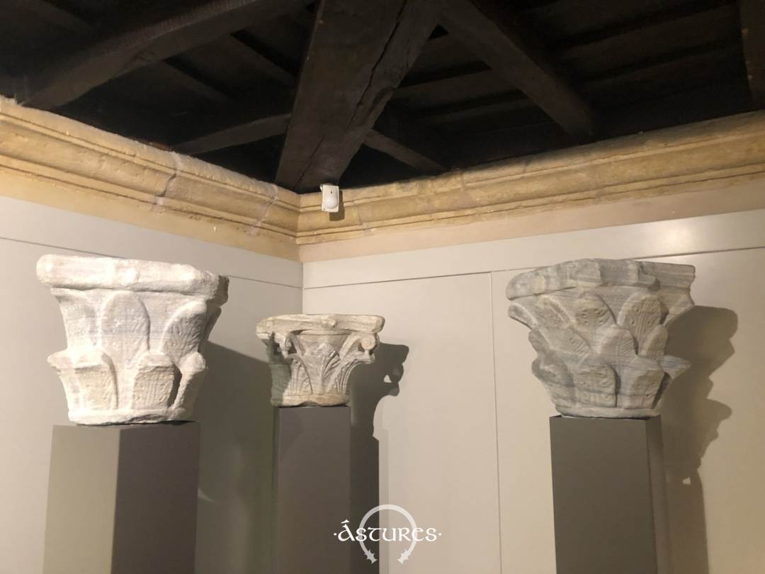 Capiteles procedentes de la Rúa, descubiertos durante la ampliación del Museo de Bellas Artes. Museo Arqueológico de Asturias.