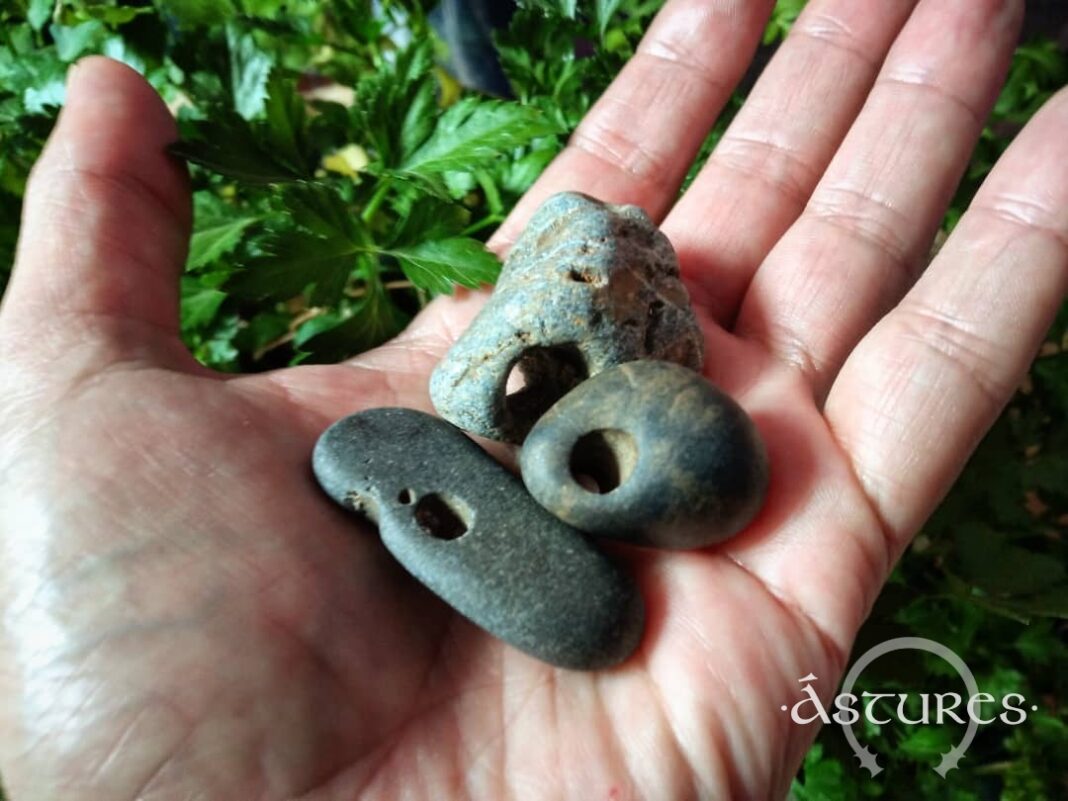 La "piedra bruja", "piedra de culebra", y otras. Uno de los amuletos más antiguos de Europa