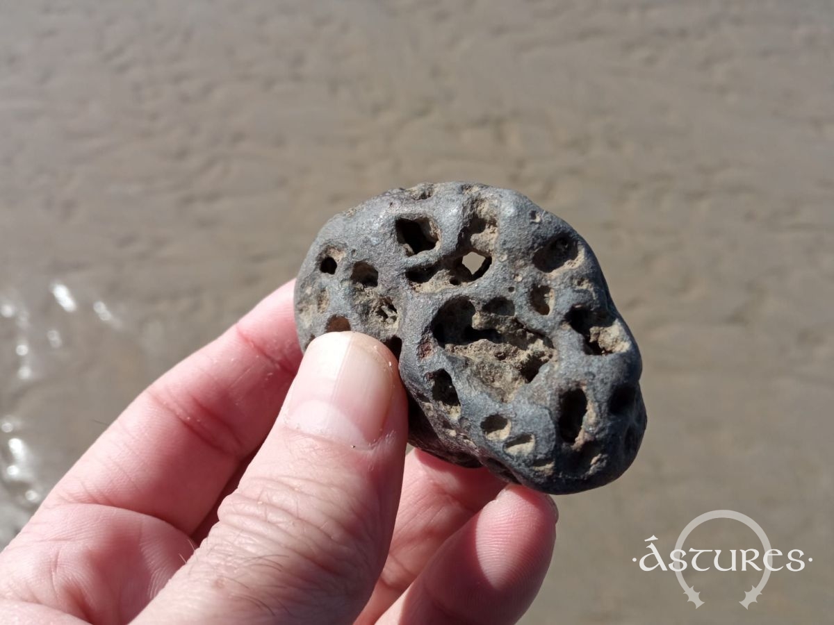 Y encontré una hagstone, o piedra bruja, uno de los amuletos más antiguos de Europa