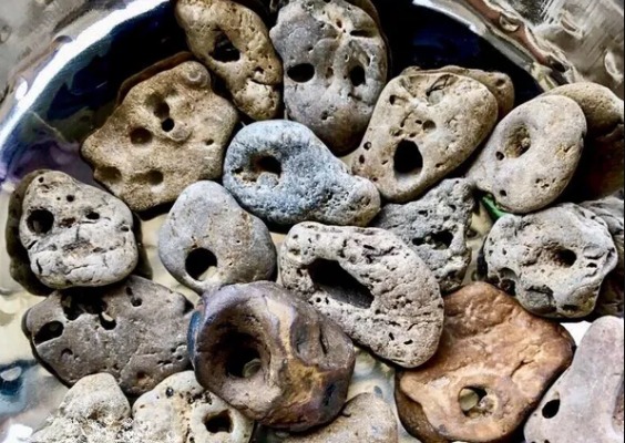 La "piedra bruja", "piedra de la culebra", y otras. Uno de los amuletos más antiguos de Europa