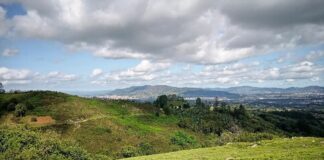 Vistas desde el Castiello de Fozana. Al fondo el Naranco y Oviedo / Uviéu