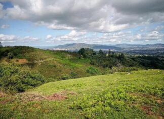 Vistas desde el Castiello de Fozana. Al fondo el Naranco y Oviedo / Uviéu