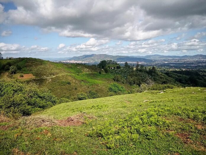 Vistas desde el Castiello de Fozana. Al fondo el Naranco y Oviedo / Uviéu