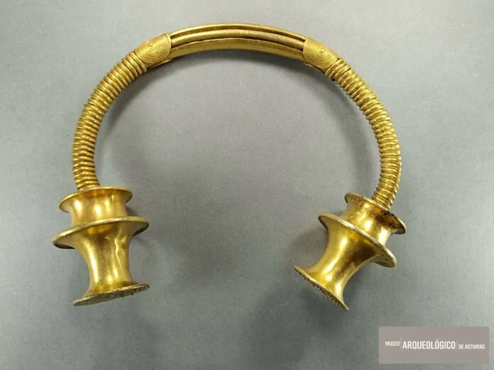 Torques de Cavandi. Este fue encontrado el primero por el operario de aguas Sergio Narciandi. Foto Museo Arqueológico de Asturias