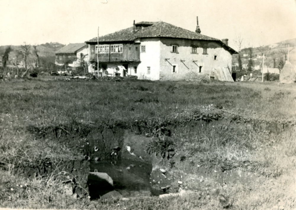 Excavaciones cerca de la Rectoral. 1981. Foto La Nueva España
