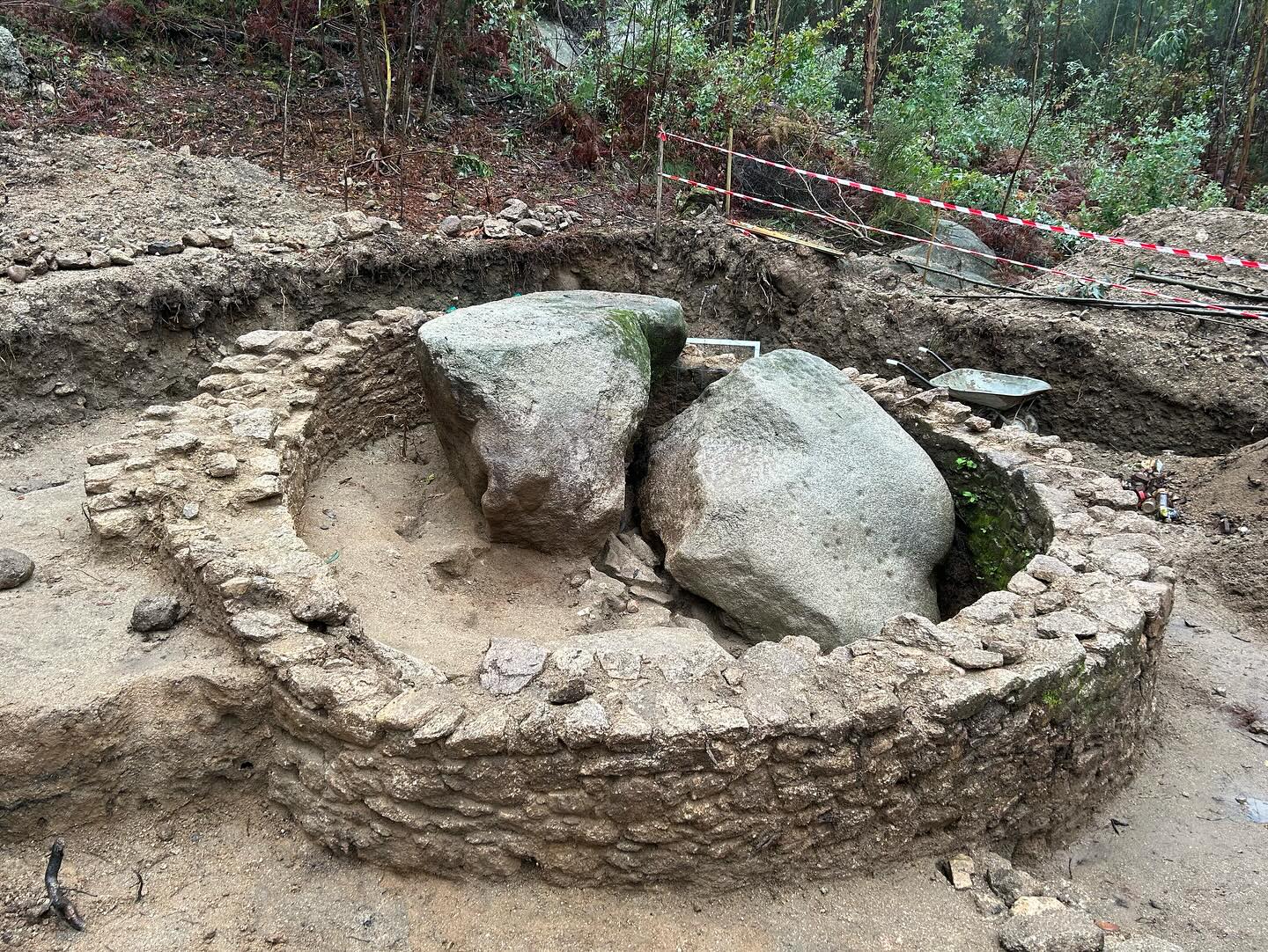 Cabaña castreña con un posible uso cultual en el castro de Os Penedos. Foto Hervés & asociados