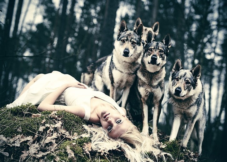 Mujer con lobos