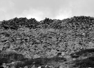 ¿Qué hace toda esta obra de mampostería en la cumbre del Teleno, a más de 2100 metros de altitud?. Foto A. García Montes