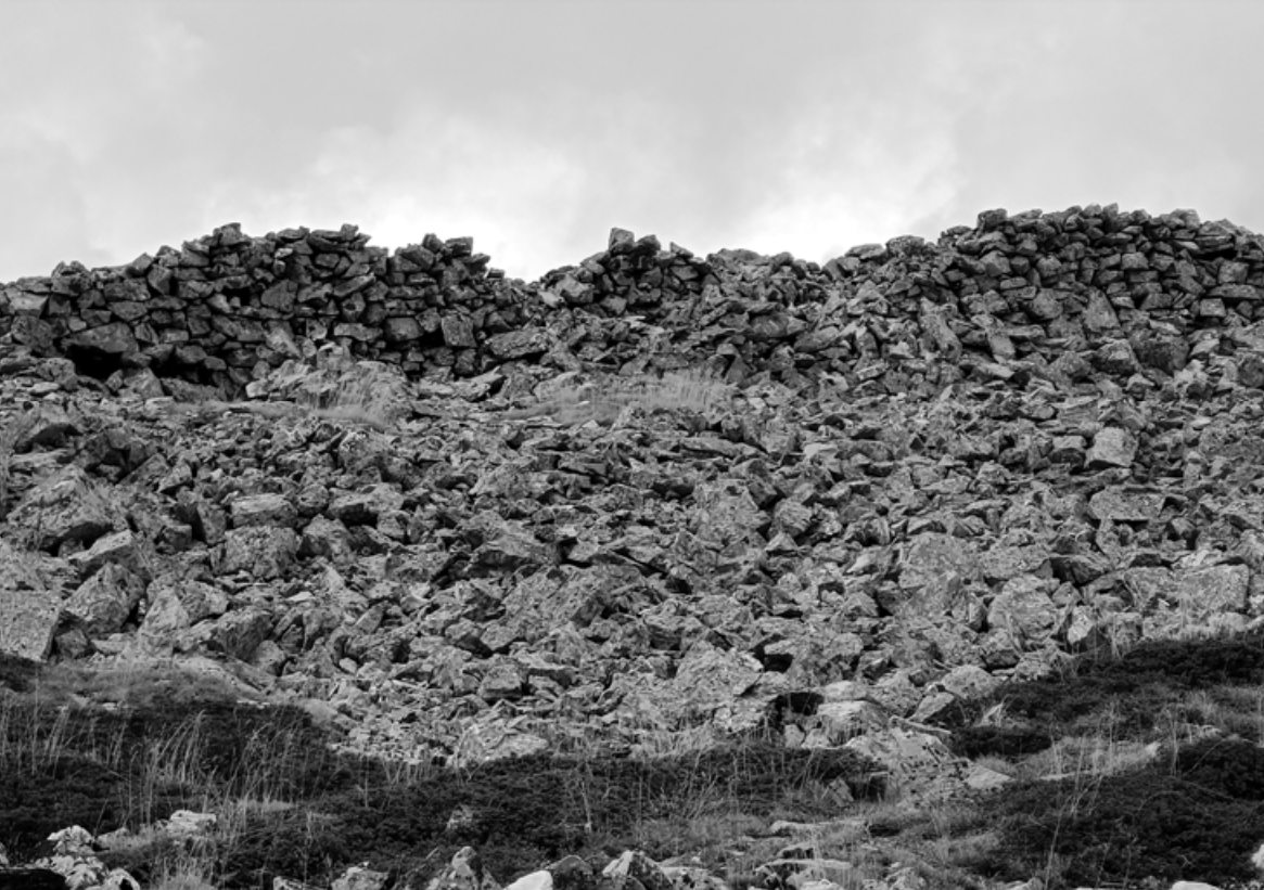 ¿Qué hace toda esta obra de mampostería en la cumbre del Teleno, a más de 2100 metros de altitud?. Foto A. García Montes