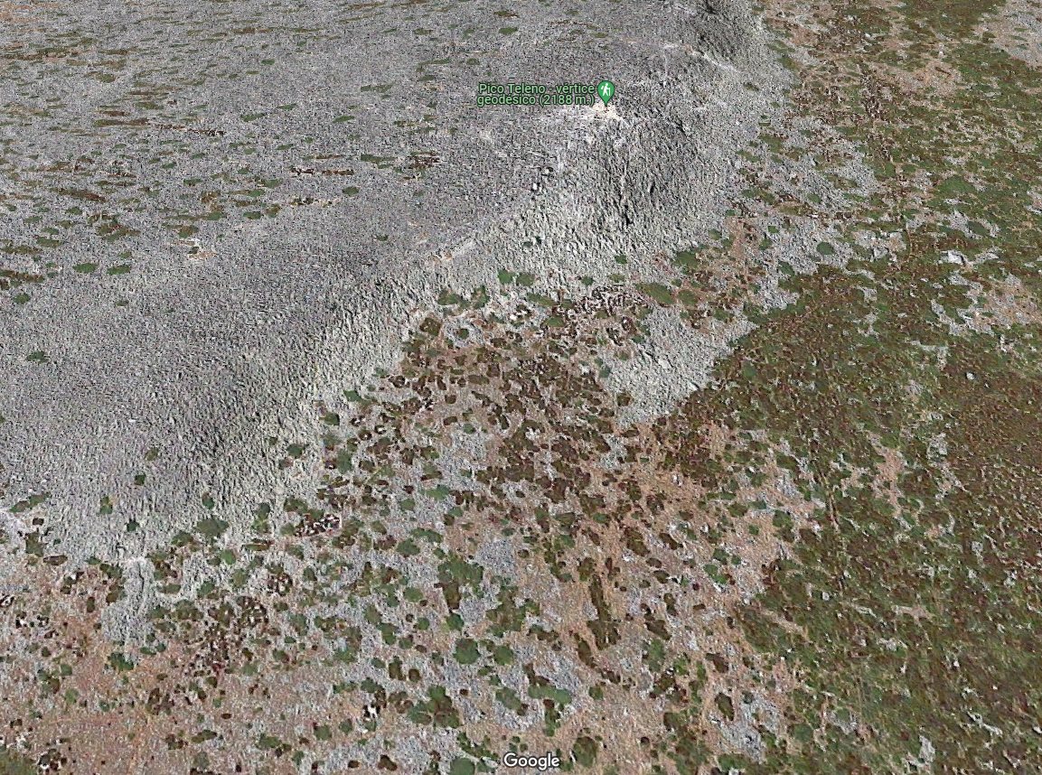 Vista aérea de la cumbre del Teleno. Fecha de imagen 2023. Se aprecia en el centro la rampa en diagonal de izquierda a derecha. y en el centro de la imagen la zona de círculos de piedra, de colores marrones. Foto Google maps.