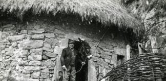 Alberto Boto Reguero en Veigas. Delante de su casa, la última cabana de teito habitada en Somiedo. Foto de Paco García en LNE